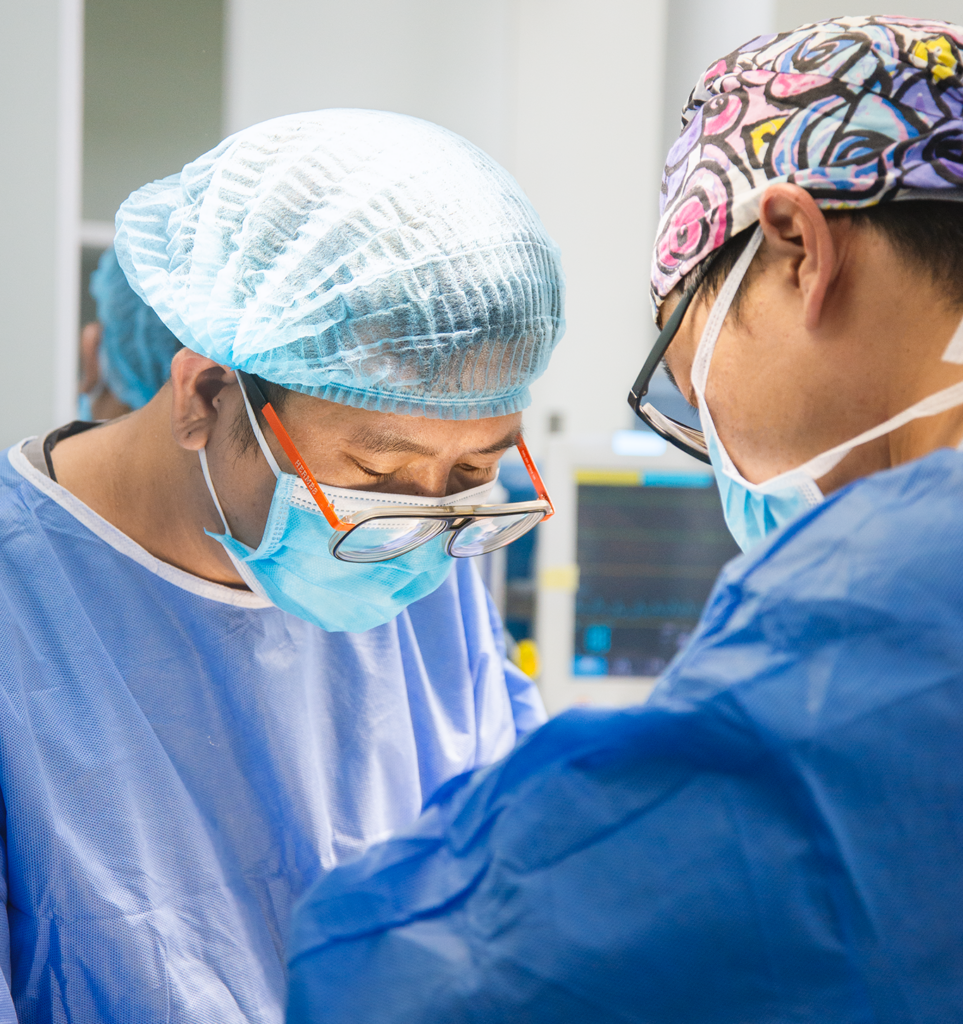 Đối mặt với tình trạng gãy xương phức tạp này, đội ngũ y bác sĩ tại Bệnh viện Thú y Bằng Phạm đã quyết định lựa chọn phương pháp thay khớp háng toàn phần - THR (Total Hip Replacement) cho Nâu.Phẫu thuật THR được xem là một bước đột phá, một thành tựu vĩ đại trong ngành chấn thương chỉnh hình thú y. Trong ca mổ này, phần khớp háng bị tổn thương sẽ được loại bỏ và thay thế hoàn toàn bằng một bộ khớp nhân tạo. Kỹ thuật này rất khó, đòi hỏi đội ngũ chuyên gia phải thực sự giỏi nghề kết hợp cùng trang thiết bị tối tân mới có thể thực hiện thành công.